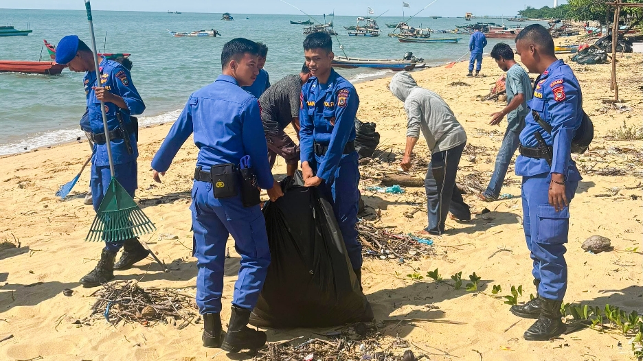 Pembersihan pantai. Foto: Ist/Satpolairud Polres Bangka Barat