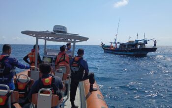 Evakuasi nelayan. Foto: Rizki Ramadhani.