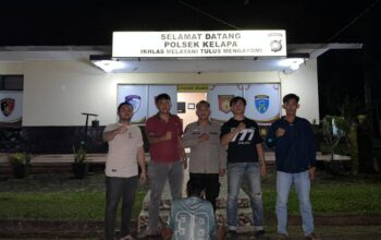 Tersangka diamankan Polsek Kelapa. Foto: Ist.