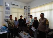 Bripka Riris Manurung bersama warga. Foto: Ist.