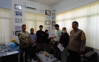 Bripka Riris Manurung bersama warga. Foto: Ist.