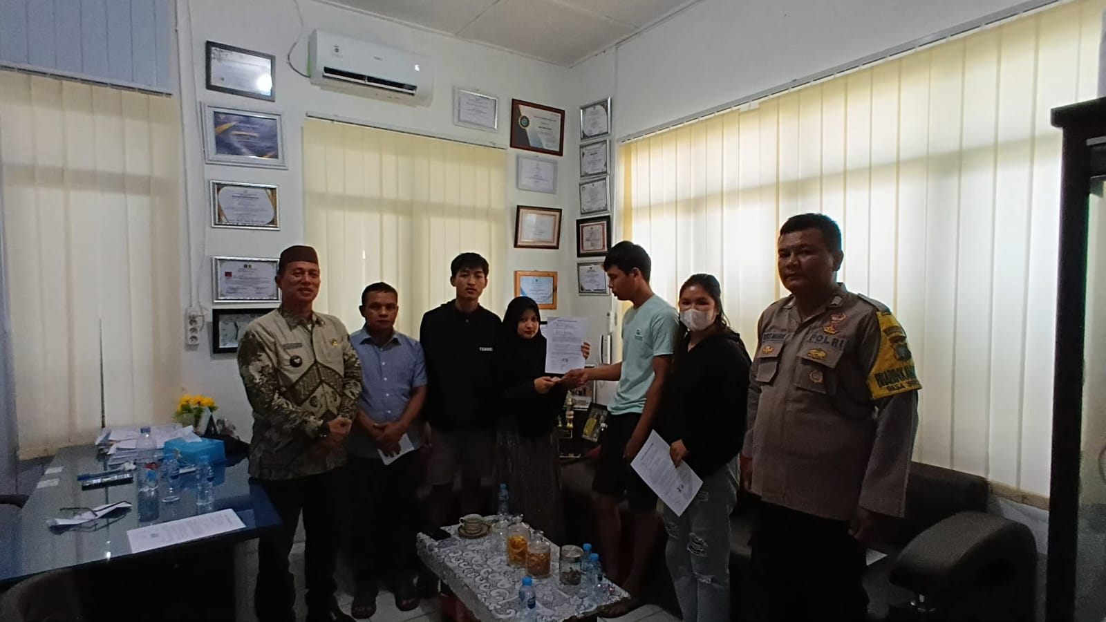 Bripka Riris Manurung bersama warga. Foto: Ist.