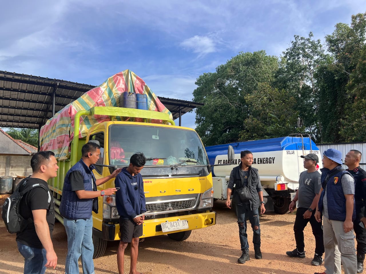 Ditreskrimsus Polda Babel menggerebek gudang BBM. Foto: Ist