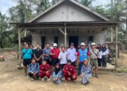 Yus Derahman bersama PLN dan Warga. Foto: Ist/Yuda Sandi.