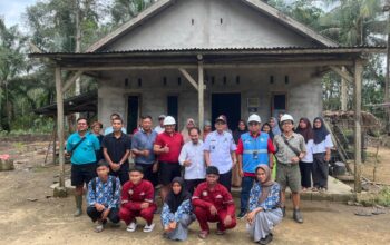 Yus Derahman bersama PLN dan Warga. Foto: Ist/Yuda Sandi.