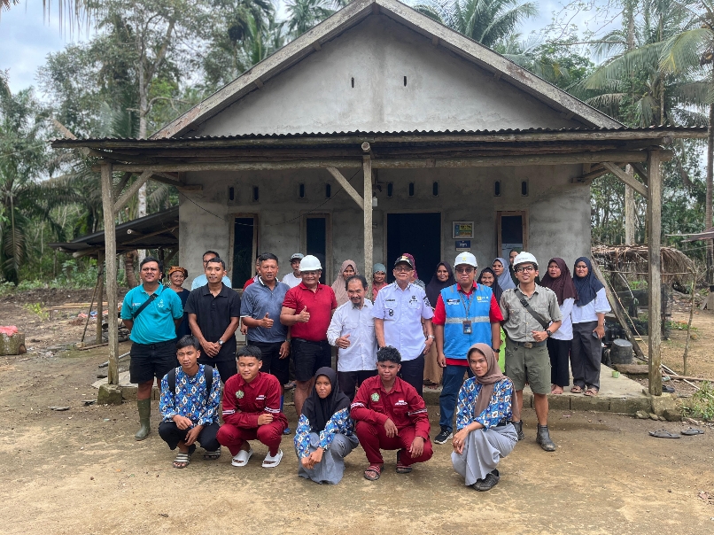 Yus Derahman bersama PLN dan Warga. Foto: Ist/Yuda Sandi.