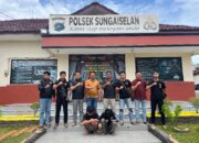 Tersangka diamankan di Mapolsek Sungai Selan. Foto: Ist.