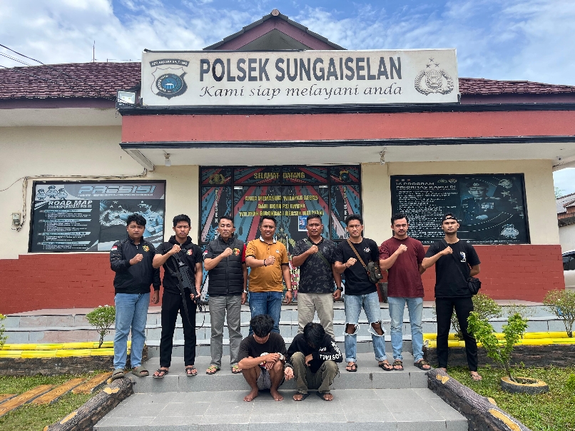 Tersangka diamankan di Mapolsek Sungai Selan. Foto: Ist.