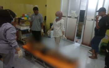 Jenazah pekerja dievakuasi ke Puskesmas. Foto: Ist/Satpolairud Polres Babar.