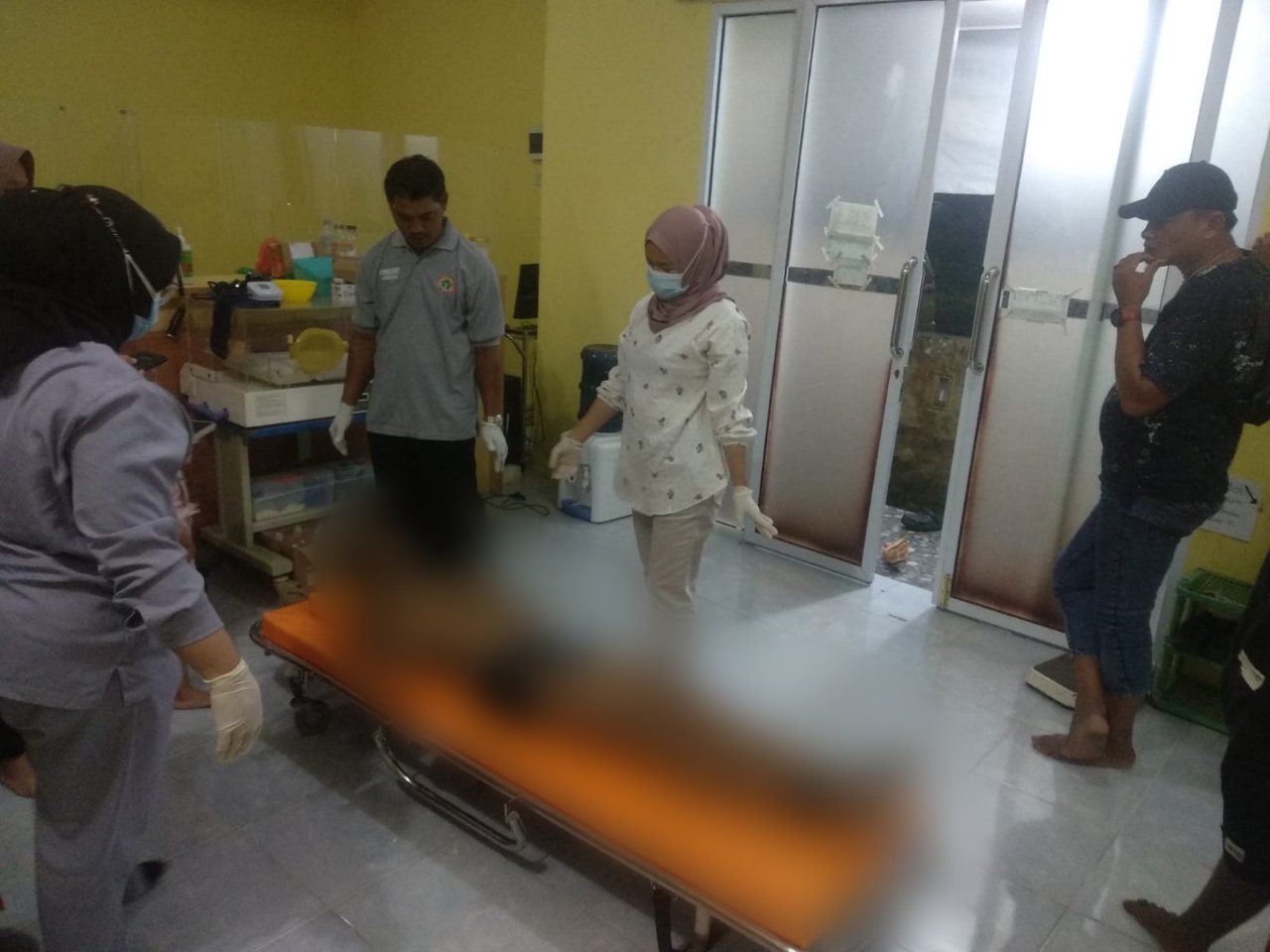 Jenazah pekerja dievakuasi ke Puskesmas. Foto: Ist/Satpolairud Polres Babar.