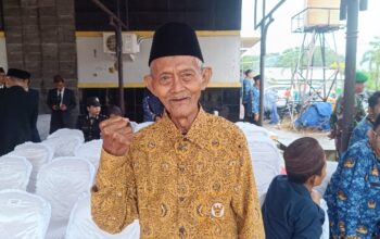 Parta saat upacara Hari Pahlawan. Foto: Rizki Ramadhani.