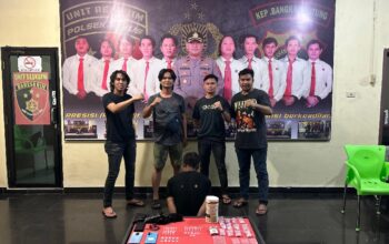 Tersangka diamankan Polsek Jebus. Foto: Ist.