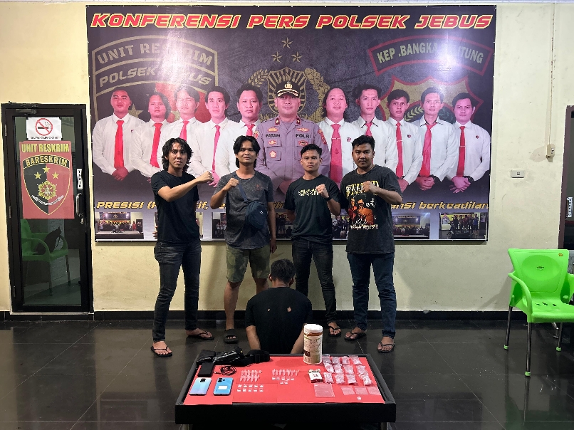 Tersangka diamankan Polsek Jebus. Foto: Ist.