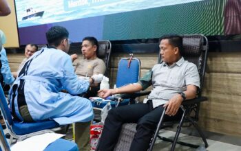 Anggota Satpolairud saat kegiatan donor darah. Foto: Ist/Satpolairud Polres Babar