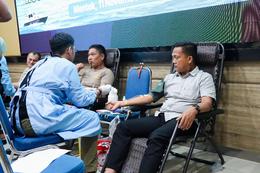 Anggota Satpolairud saat kegiatan donor darah. Foto: Ist/Satpolairud Polres Babar