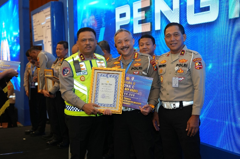 Dirlantas Polda Babel menerima penghargaan. Foto: Ist