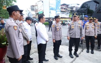 Irjen Viktor Sihombing bersama anggota Polresta Pangkalpinang. Foto: Ist