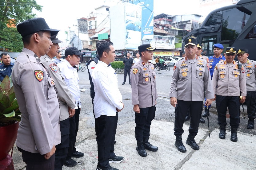 Irjen Viktor Sihombing bersama anggota Polresta Pangkalpinang. Foto: Ist