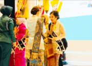 Evi Astura saat menerima penghargaan. Foto: Ist