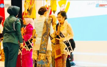 Evi Astura saat menerima penghargaan. Foto: Ist