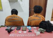 Kedua tersangka saat diamankan polisi. Foto: Ist