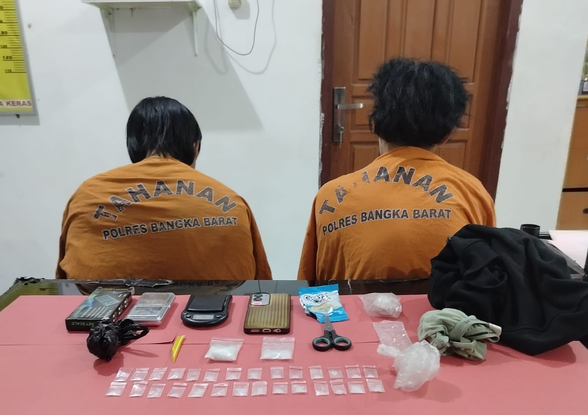 Kedua tersangka saat diamankan polisi. Foto: Ist