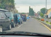 Antrean kendaraan di SPBU. Foto: Adrian