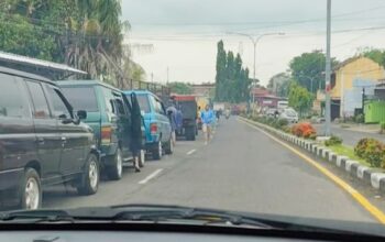 Antrean kendaraan di SPBU. Foto: Adrian