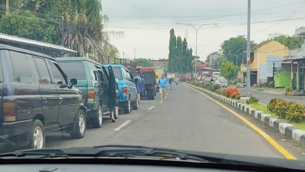 Antrean kendaraan di SPBU. Foto: Adrian