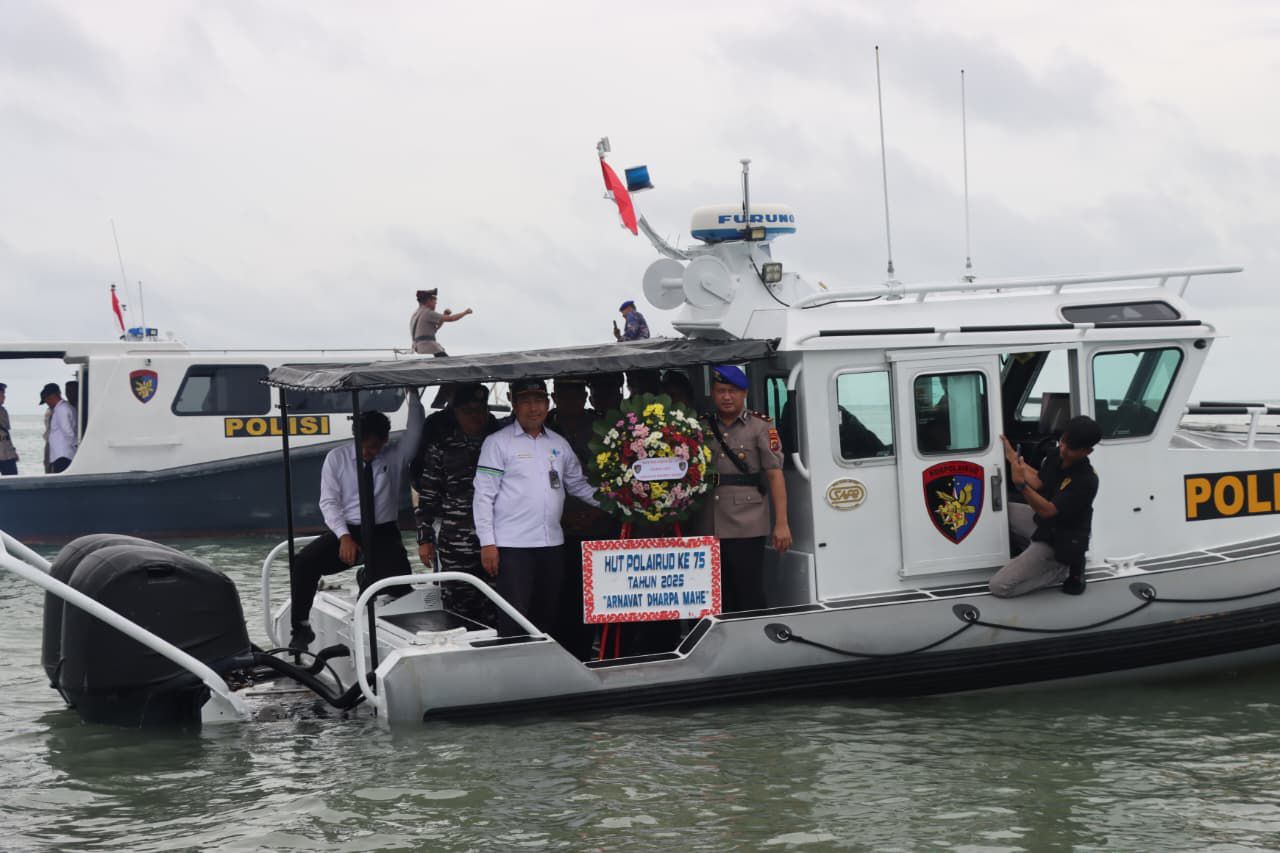 Tabur bunga Satpolairud. Foto: Humas