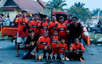 Bos Orange Racing Team merayakan kemenangan. Foto: Puji S
