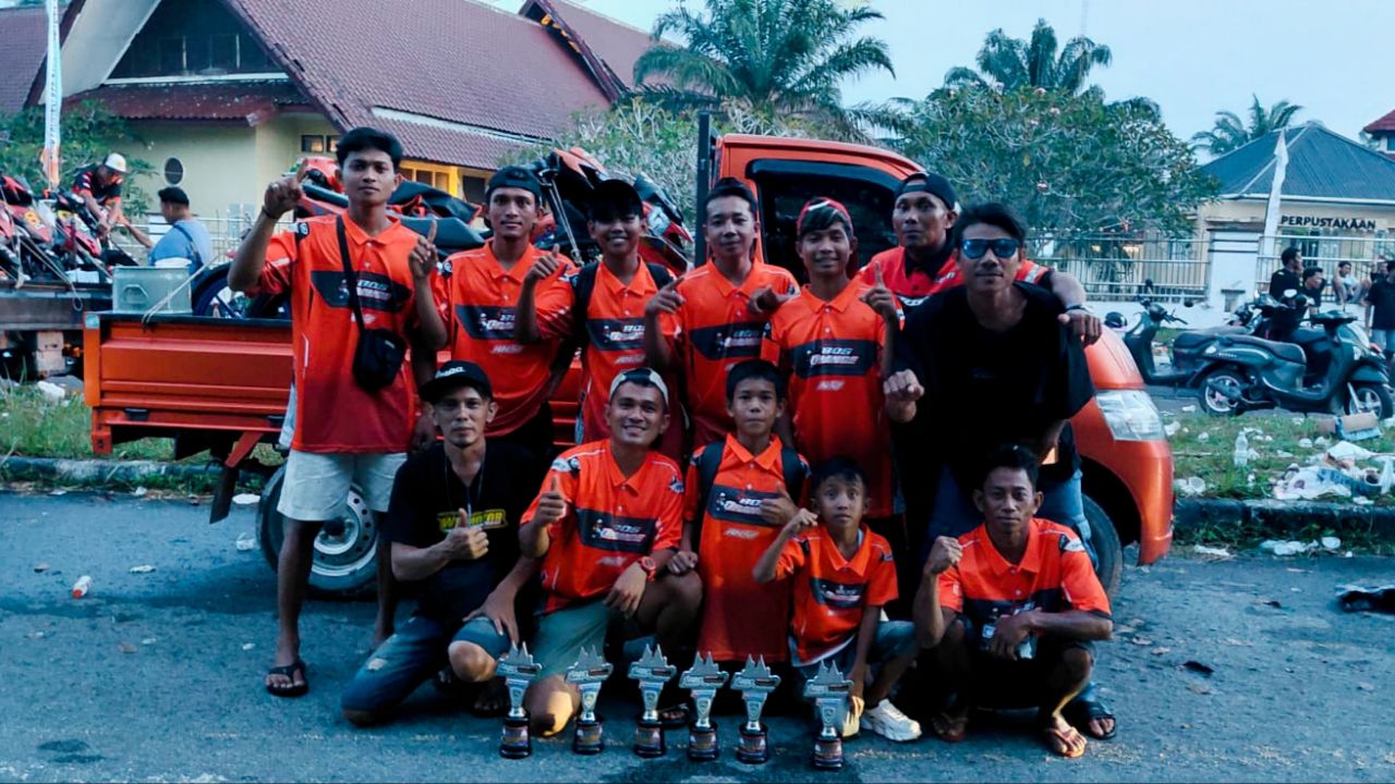 Bos Orange Racing Team merayakan kemenangan. Foto: Puji S