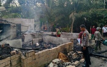 Rumah warga terbakar. Foto: Humas