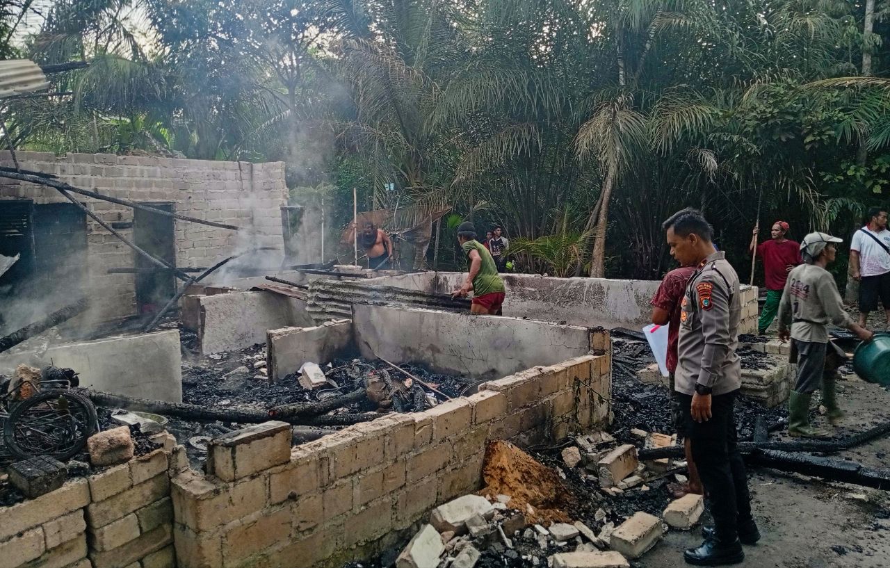Rumah warga terbakar. Foto: Humas