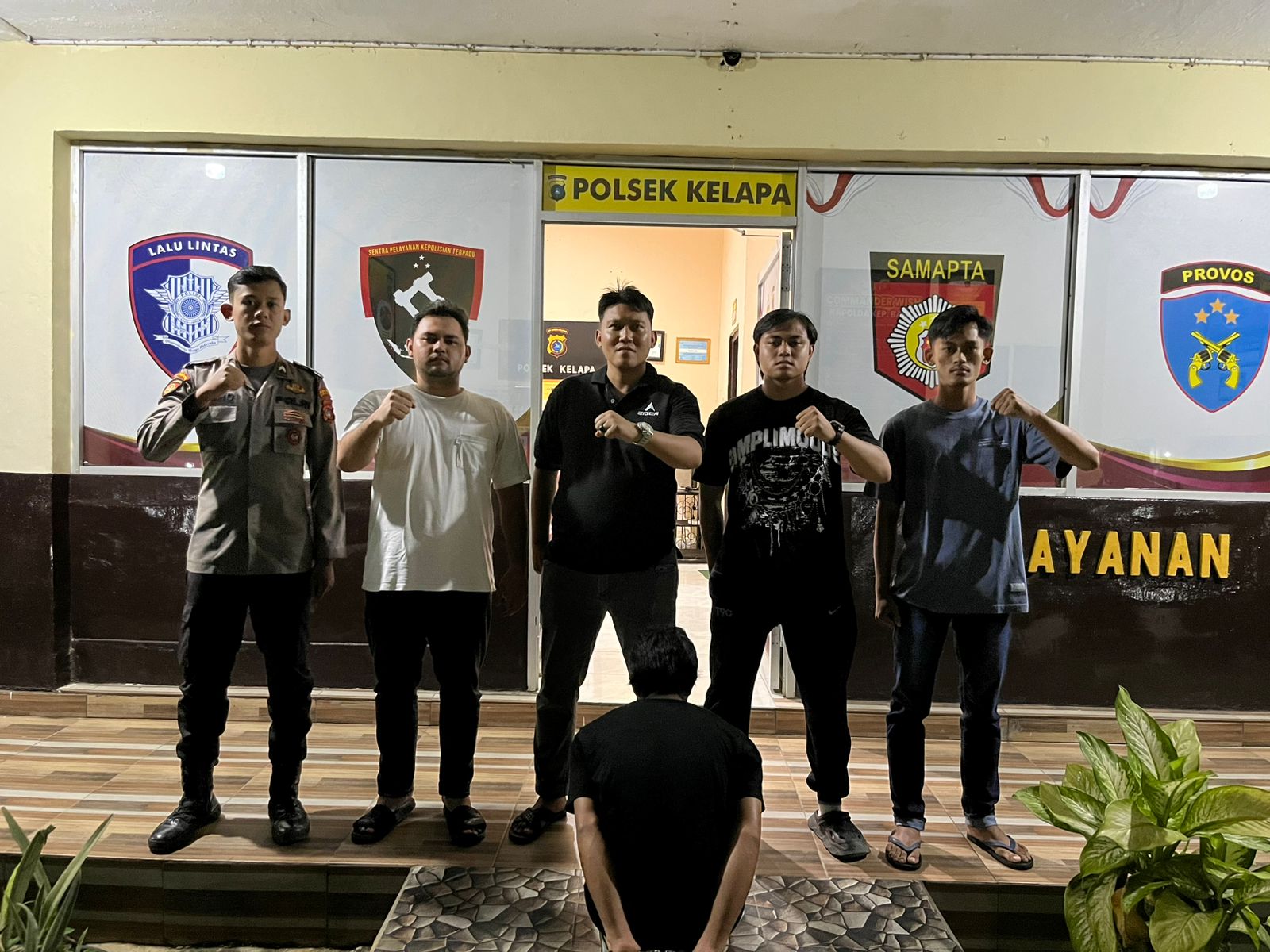 Pelaku diamankan di Mapolsek Kelapa. Foto: Rizki R