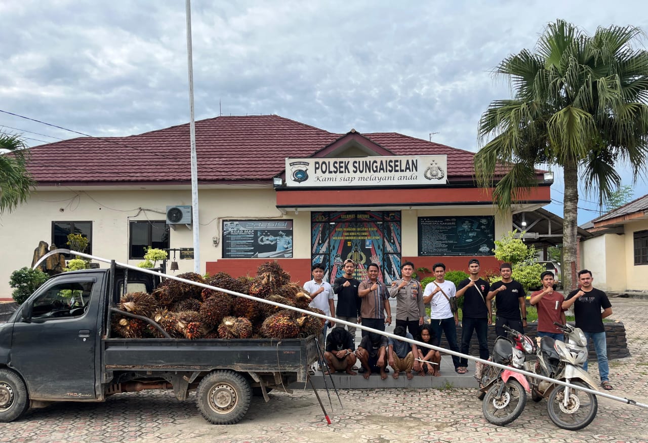 Pelaku dan barang bukti diamankan polisi. Foto: Istimewa.