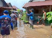 Satpolairud Babar Bantu Bersihkan Rumah Warga Terdampak Banjir Rob Mentok