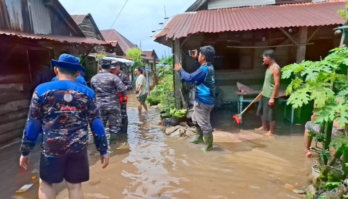 Satpolairud Babar Bantu Bersihkan Rumah Warga Terdampak Banjir Rob Mentok
