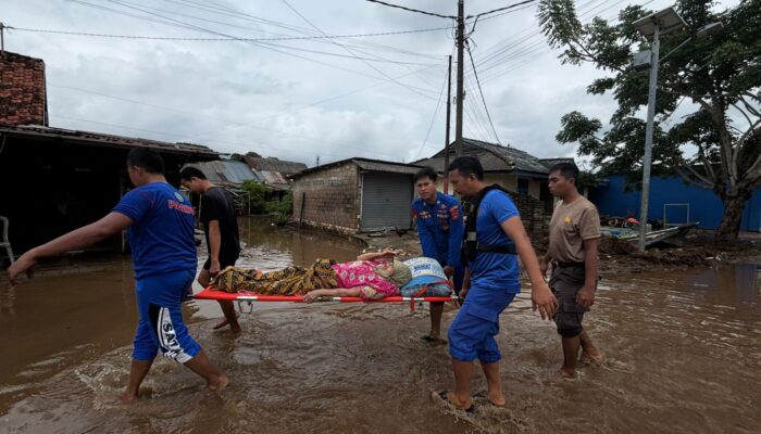 Polisi Bantu Evakuasi Lansia Korban Banjir Rob Mentok