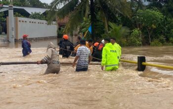 Anggota Polres Babar bersiaga di titik banjir. Foto: Humas.