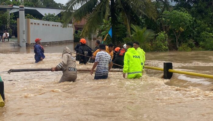Kapolres Bangka Barat Siagakan Personel di Titik Rawan Banjir, Pastikan Akses Jalan Normal