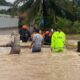 Anggota Polres Babar bersiaga di titik banjir. Foto: Humas.