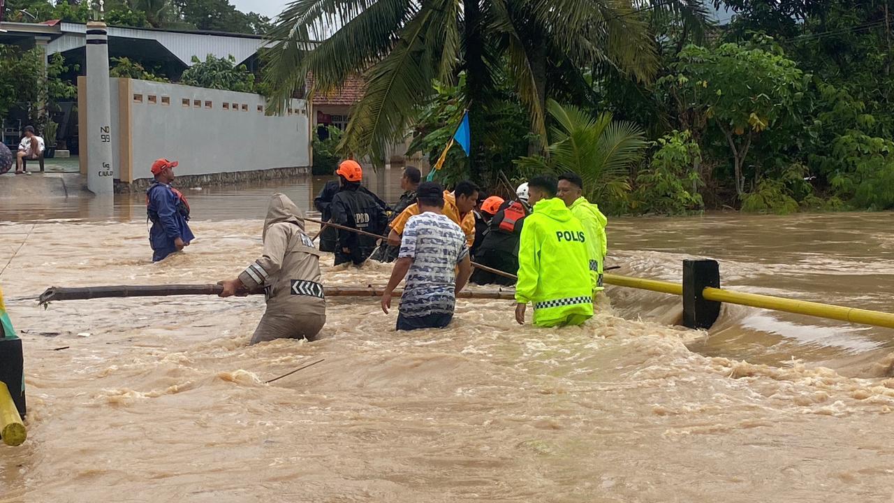 Anggota Polres Babar bersiaga di titik banjir. Foto: Humas.