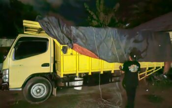 Truk yang digunakan mengangkut timah ilegal. Foto: Istimewa.