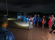 Proses evakuasi 3 nelayan di Bangka Barat. Foto: Istimewa