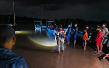 Proses evakuasi 3 nelayan di Bangka Barat. Foto: Istimewa