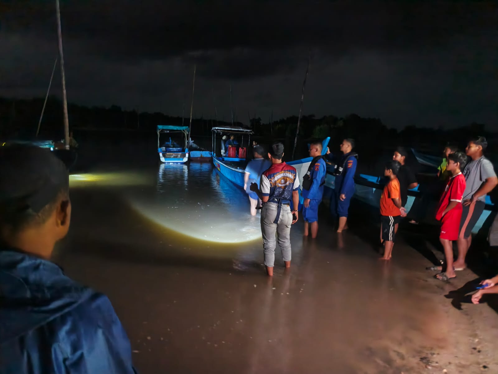 Proses evakuasi 3 nelayan di Bangka Barat. Foto: Istimewa