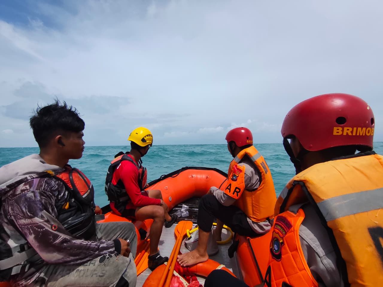 Proses evakuasi nelayan. Foto: Istimewa