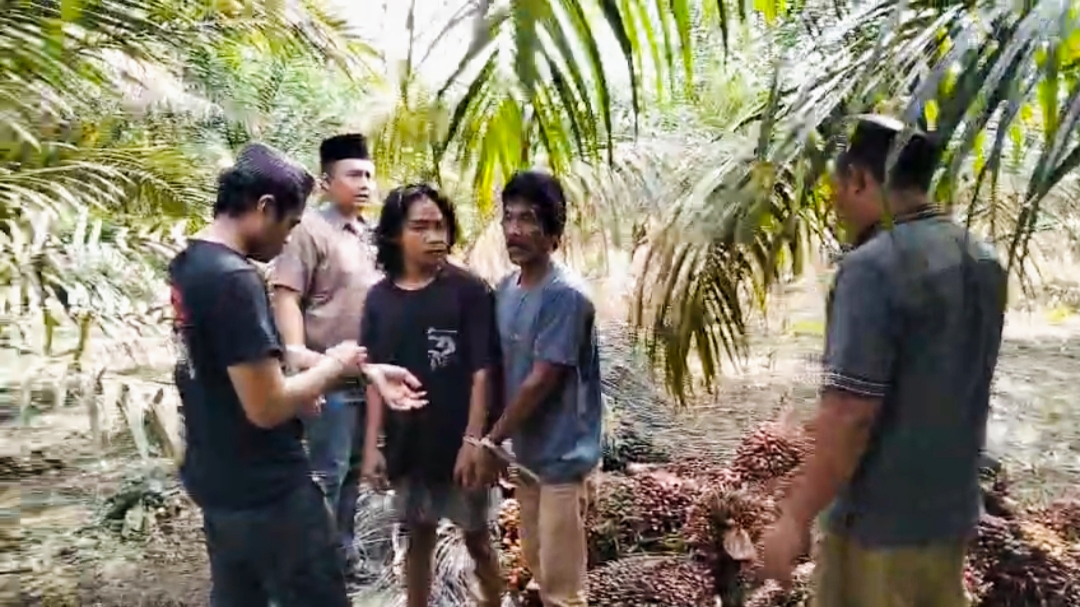 Dua tersangka diamankan Polsek Sungai Selan. Foto: Istimewa.