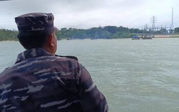 Anggota Pos AL Mentok menertibkan PIP Pantai Asmara Mentok. Foto: Rizki R.